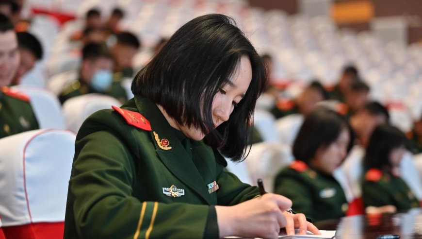 雷军屈膝与小女孩拍照,2025一码一肖100%精准今天开吉,权威独家讨论与热门话题_极速版V2.91